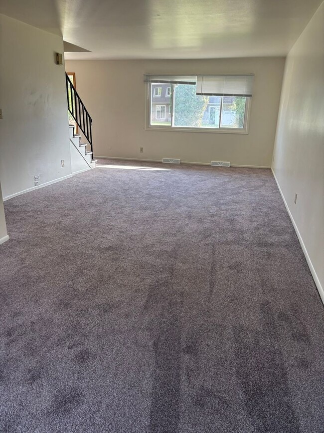 Building Photo - 3 Bedroom 2 1/2 Bath Townhome