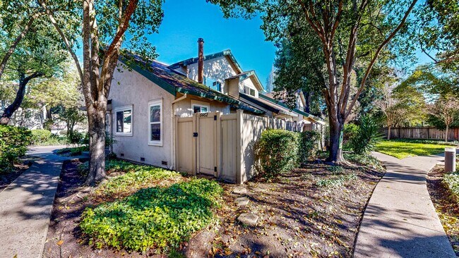 Building Photo - Cozy 2 Bedroom 1.5 Bath with Private Yard and Two Car Garage !