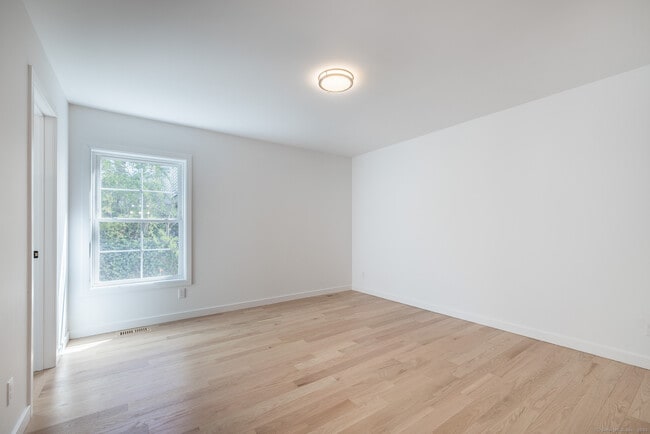 Building Photo - 330 Pleasantview Ave