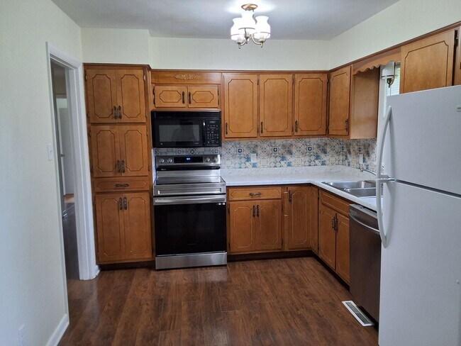 Building Photo - Beautiful 3 Bed, 2 Bath with walk out fini...