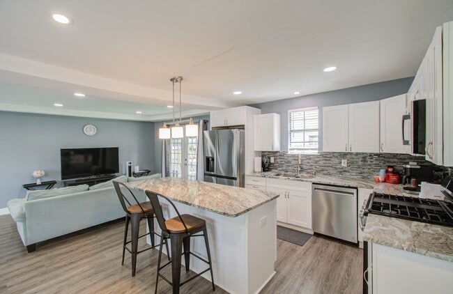 Building Photo - 3330 Kelton St