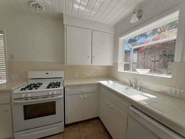 Building Photo - Clean and bright Single level Home - Great central location in SLO neighborhood