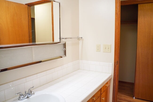 Building Photo - Close-in SE: Nicely Renovated Mid-Century 3-Bed w/Full Basement!