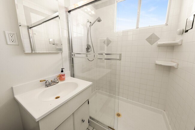 Building Photo - Oak View 3 bedroom 2 bath