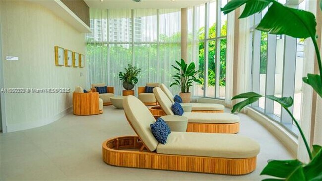 Building Photo - 700 NE 24th St