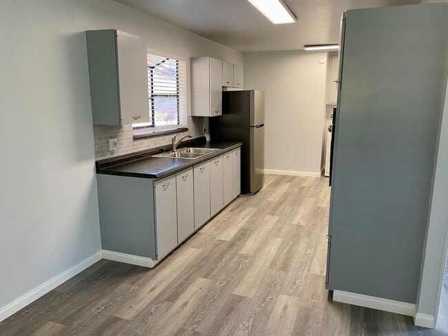 Building Photo - Beautiful & Welcoming 3 Bed/2 Bath Walking...