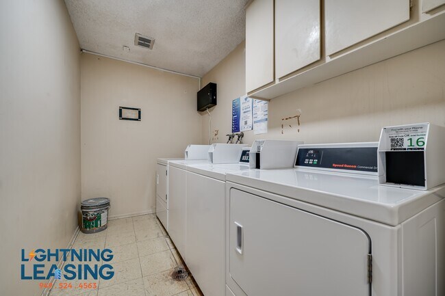 Building Photo - 428 S Venice Blvd