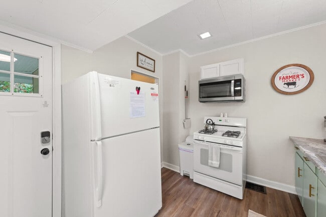 Building Photo - 3175 Rocky River Dr