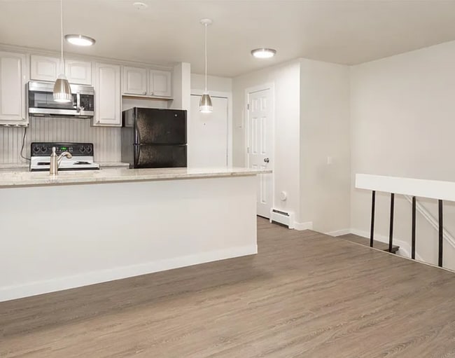 Primary Photo - FALL PRE-LEASING! 3 Bed 1.5 Bath Condo on ...