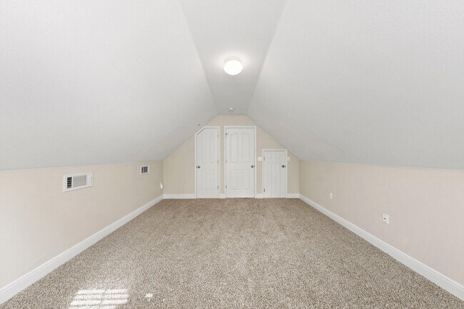 Building Photo - 208 Foxchase Way