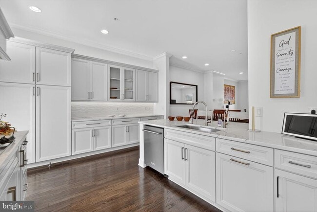 Building Photo - 619 E Custis Ave