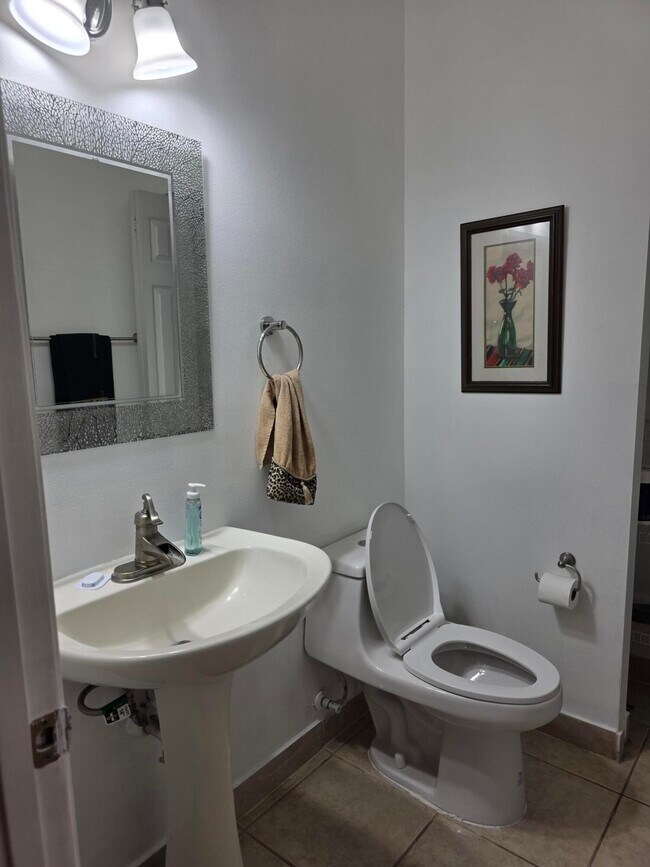 Building Photo - 2866 S Oasis Dr