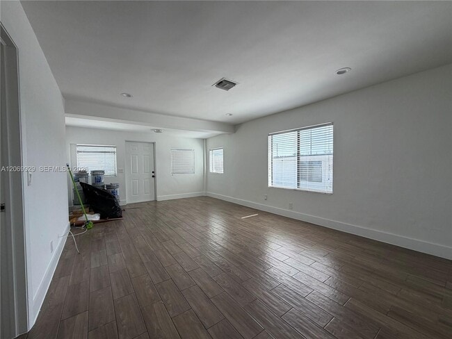 Building Photo - 107 W Pembroke Rd