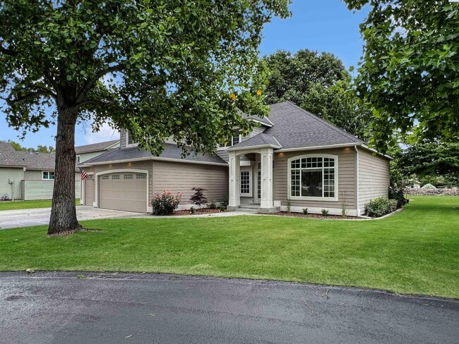 Building Photo - 4 Bedrooms Plus an Office Steps from the R...