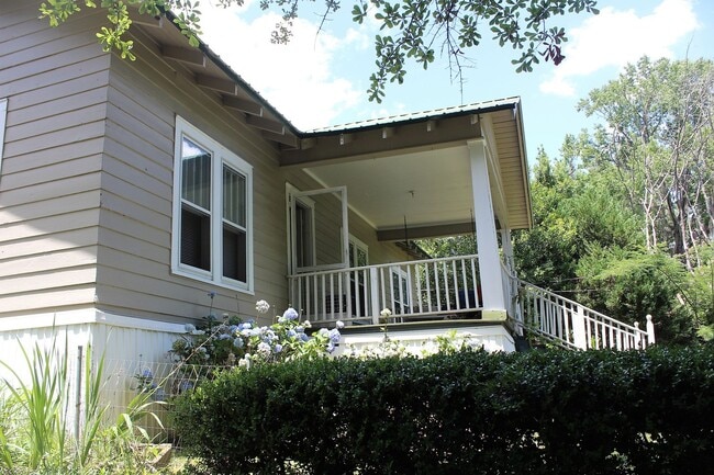 Building Photo - 3/1 Hilltop Cottage