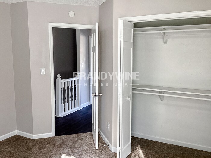 Building Photo - 1577 Linksview Close