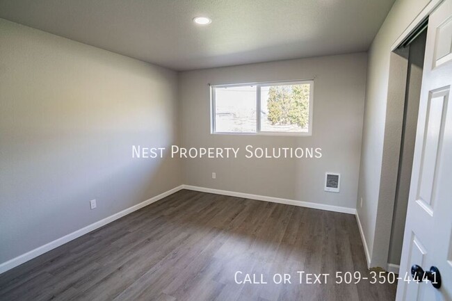 Building Photo - 160 Carswell Dr