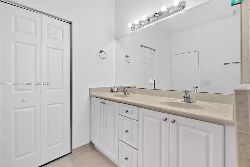 Building Photo - 3709 NE 4th St