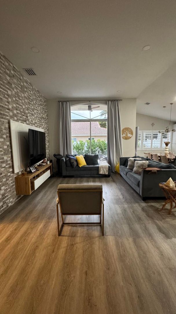 Building Photo - 672 NW 45th Ave