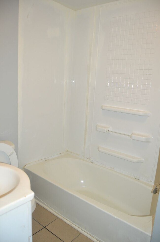 Building Photo - 3 Bedroom 1 Bathroom
