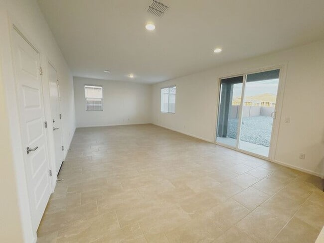 Building Photo - NEW 5 BEDROOM 3 BATHROOM HOME AVILABLE FOR RENT!