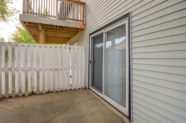 Building Photo - 2302 Carnation Dr