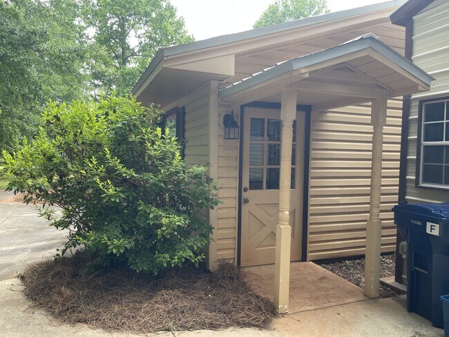 Building Photo - 170 Longview Dr