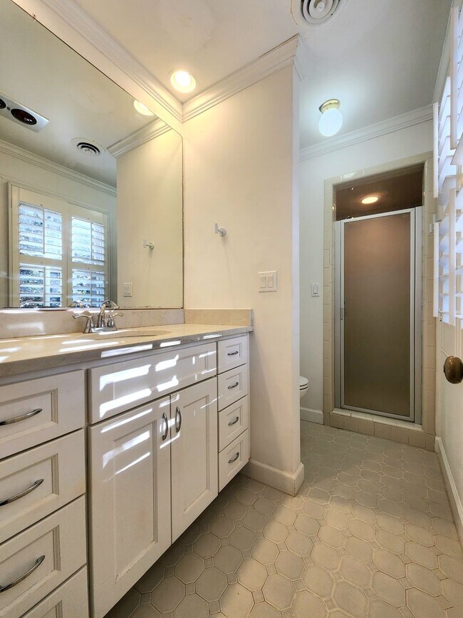 Building Photo - Sprawling Home in Bay Colony