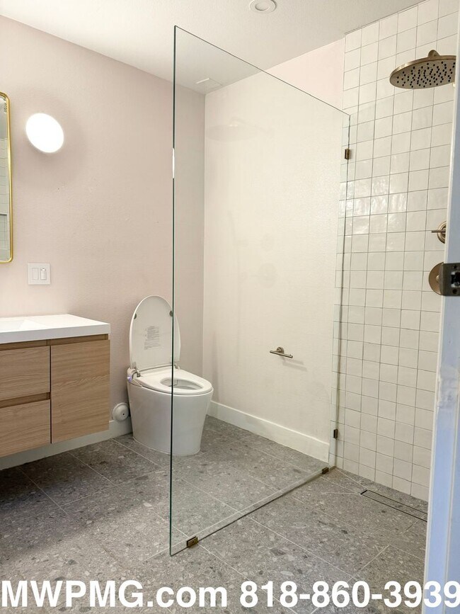 Building Photo - 4Bed 3Bath Woodland Hills home is an absol...