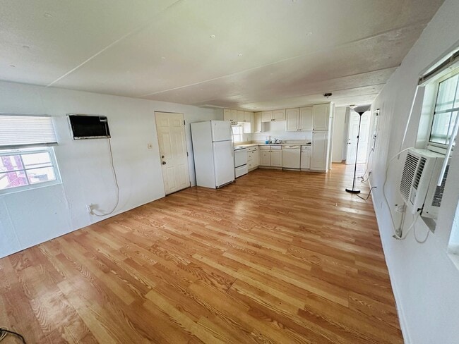 Building Photo - 2 Bed 1.5 Bath, Minutes from Tarpon Springs