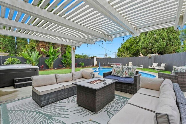 Building Photo - Elegant Single-Story Home with Resort-Style Pool