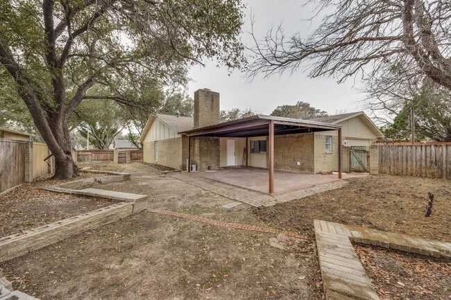Building Photo - Spacious 4BD Home with Stunning Landscape ...