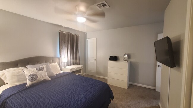 Building Photo - 504 S Cedar Pl