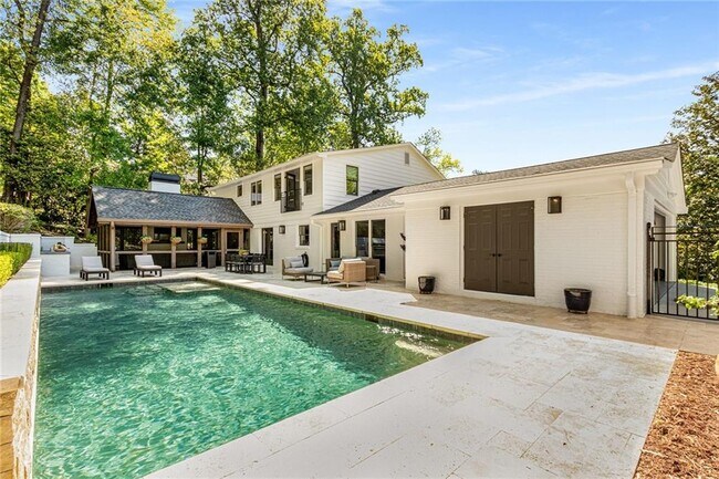 Building Photo - 1100 Kingston Dr NE