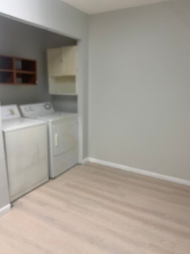 Building Photo - 2 bed 1 bath duplex off E Nine Mile Rd
