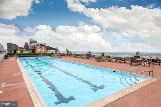 Building Photo - Beautifully Renovated 1 Bed Unit @ The Dorchester in Rittenhouse Square