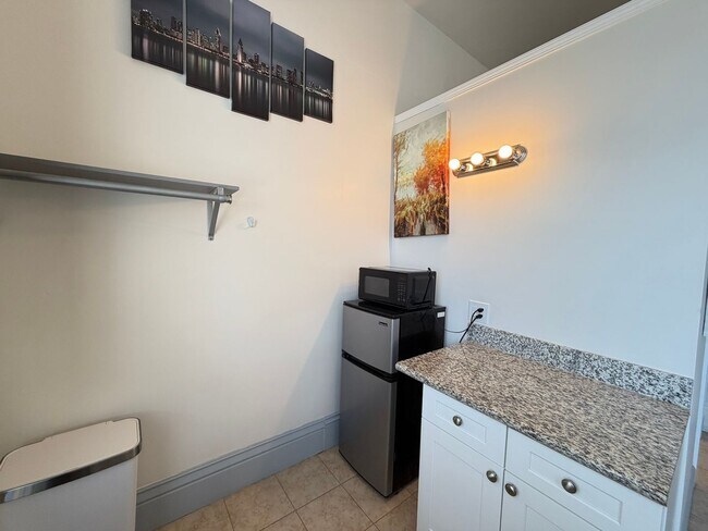 Building Photo - Furnished Unit for Rent in Historic Downtown Cole Block Building