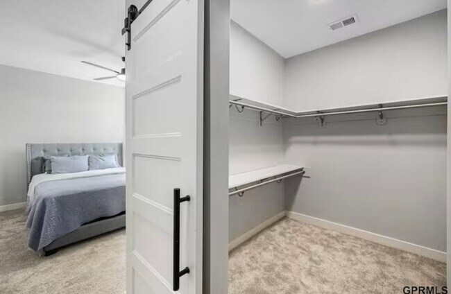 Building Photo - Fully Furnished 2 Master Suites | Luxe Townhome Near UNMC