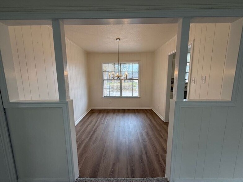 Building Photo - 3007 Sierra Dr
