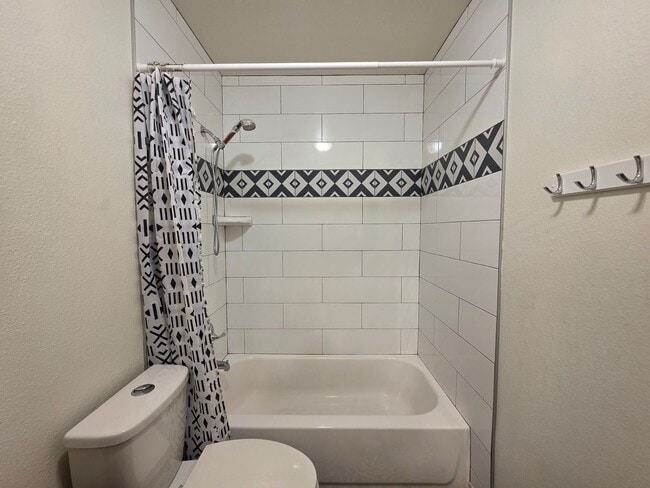Building Photo - Massive 5 Bedroom Townhouse in Aurora
