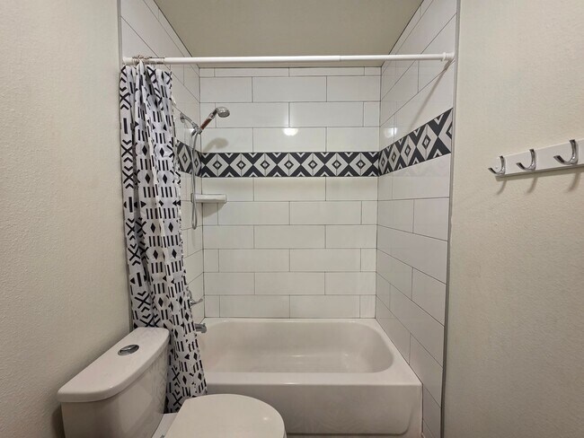 Building Photo - !!NEW PRICE DROP!! Massive 5 Bedroom Townh...