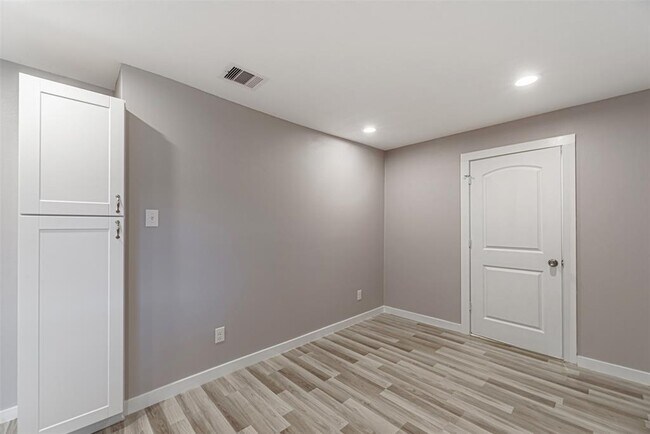 Building Photo - 4909 Higgins St