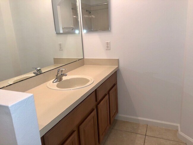 Building Photo - Remodeled Kitchen!! Wonderful Avalon Park-...