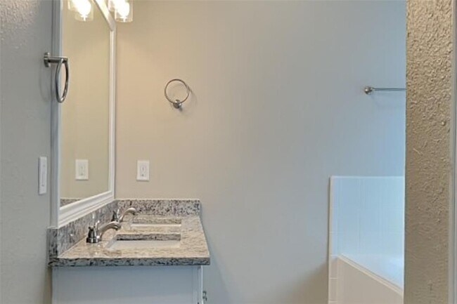 Building Photo - 8000 N Tarrytown Crossing Dr