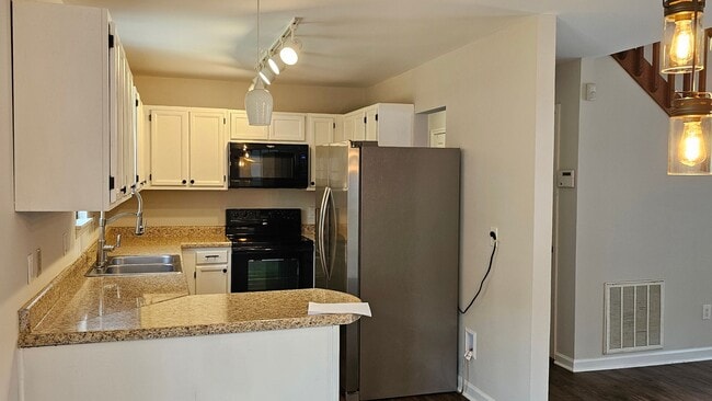 Building Photo - 3 Bedroom 2 Bathroom House in Gray Area