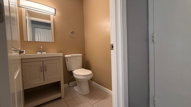 Building Photo - 646 White Ct