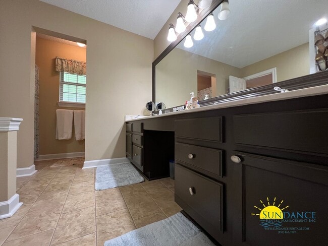 Building Photo - 451 Forest Glen Pl