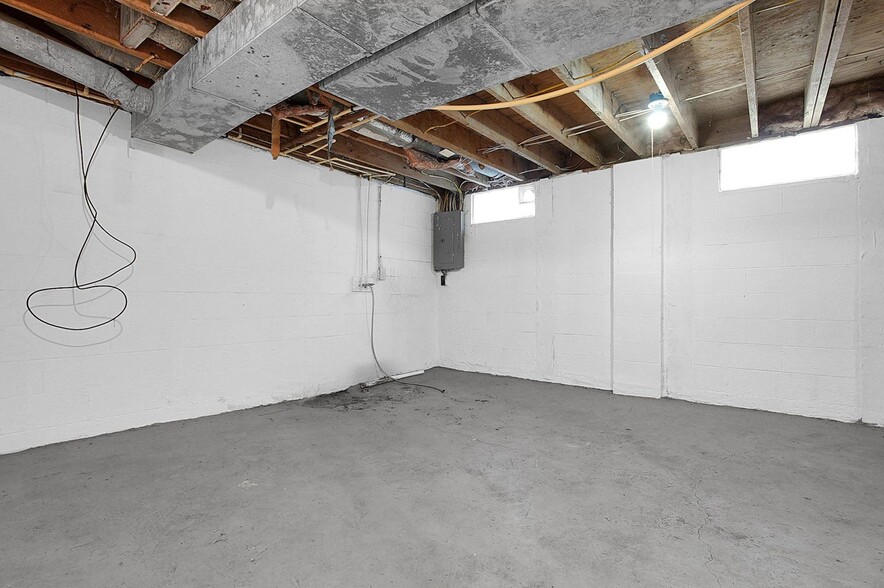 Building Photo - 1652 E 25th Ave