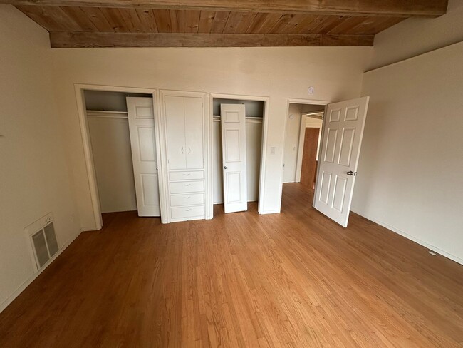 Building Photo - 2 bedroom 1.5 bath house