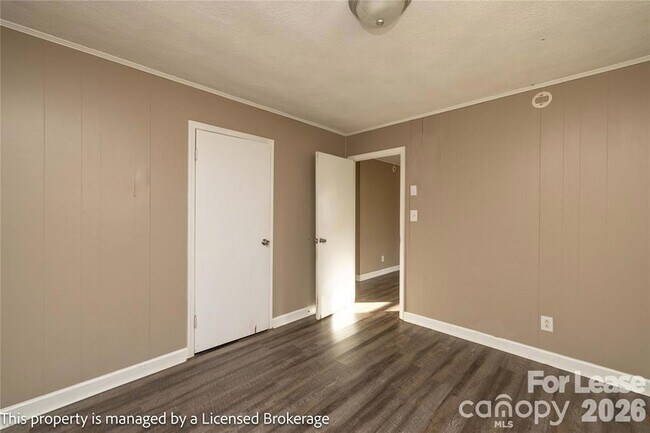 Building Photo - 213 Roslyn Rd